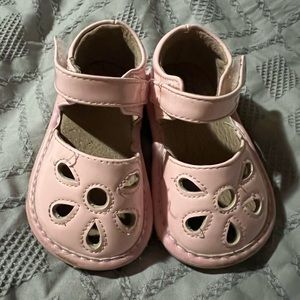 Baby/ Toddler squeaky shoes size 1 baby pink.